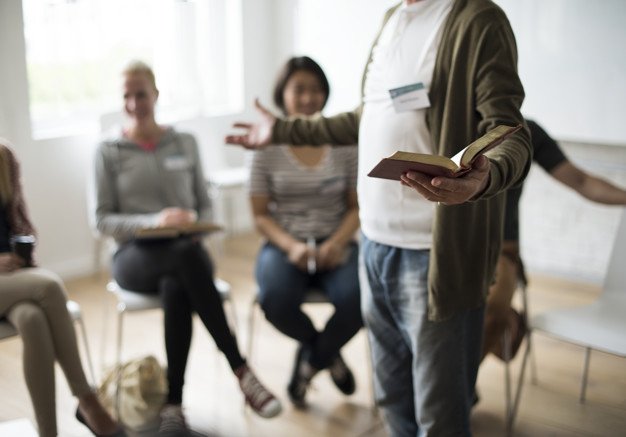 Groupe d'étude biblique. Photo : Freepik
