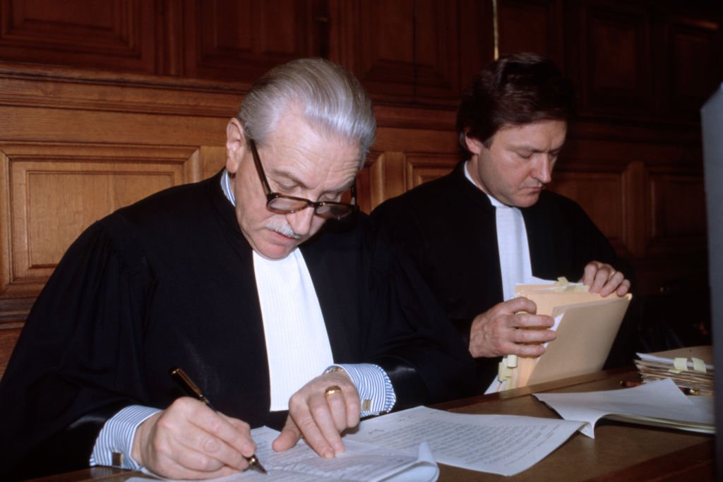 Maître Henri-René Garaud, avocat des agresseurs de Malik Oussekine, dans la salle d'audience du Palais de Justice de Paris le 22 janvier 1990, France | photo : Getty Images