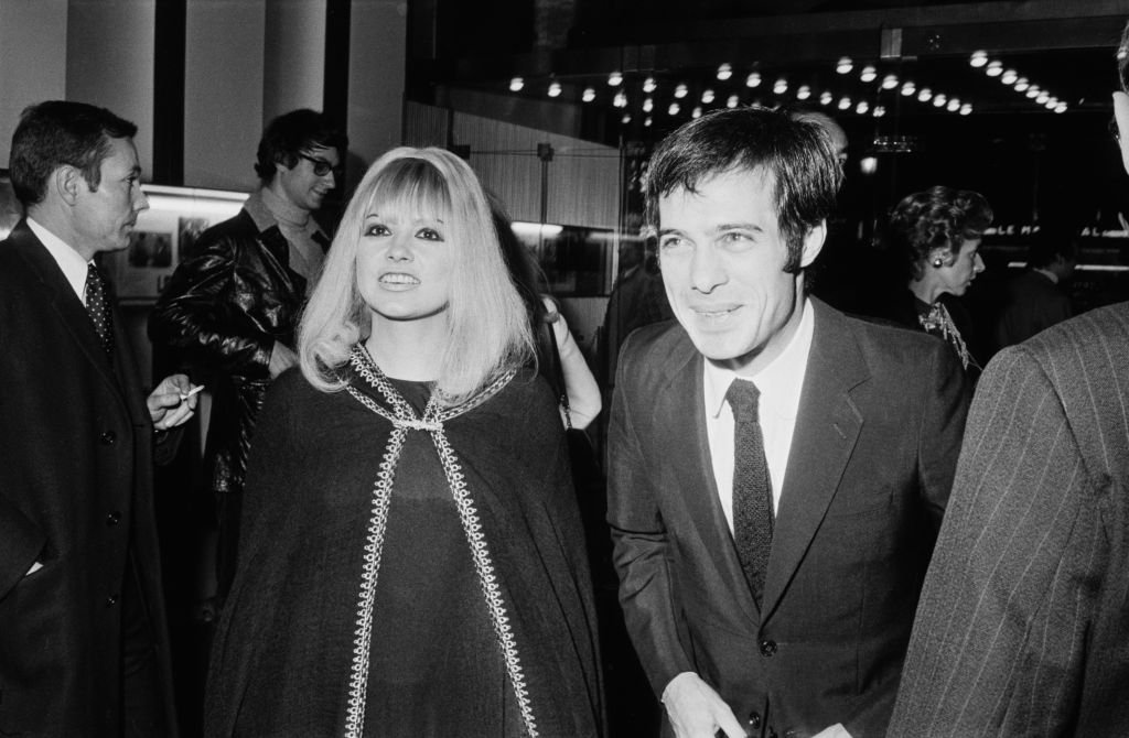 Guy Bedos et sa femme Sophie Daumier lors de la 1ère du film ''Le Pistonné'' à Paris le 15 avril 1970, France. | Photo : Getty Images