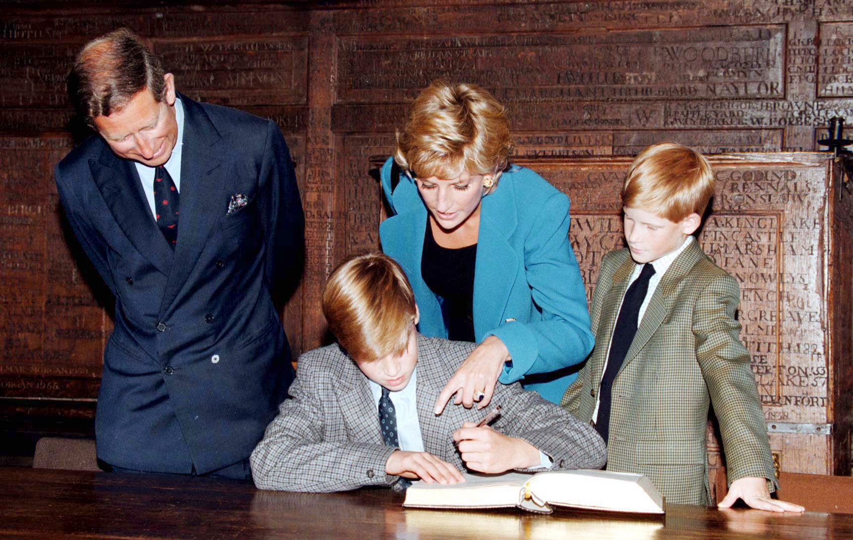 William se registra en su primer día en el Eton College bajo la supervisión de sus padres y su hermano Harry el 16 de septiembre de 1995. | Foto: Getty Images