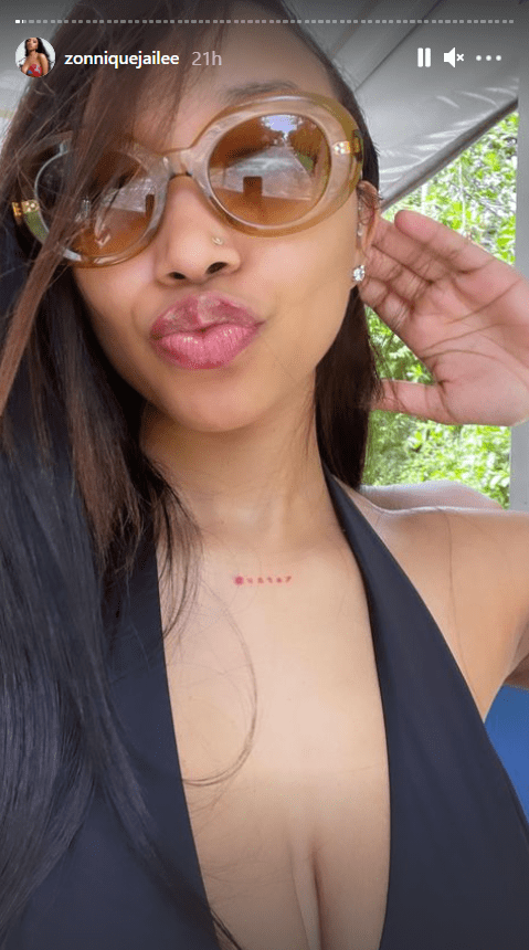 Zonnique Pullins poses in selfie wearing a black bikini and glasses | Source: Instagram.com/zonniquejailee