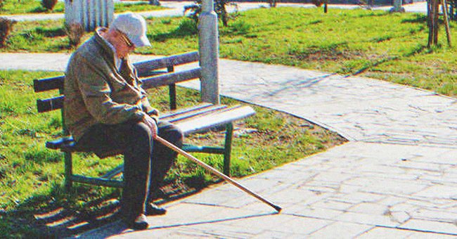 Anciano se sienta cabizbajo en la banca de un parque. | Foto: Shutterstock