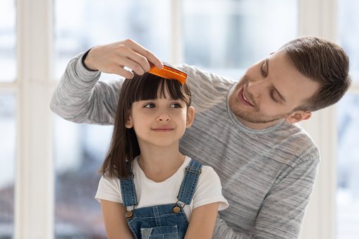Отец, который расчесывает волосы дочери |  Фото: Pixabay