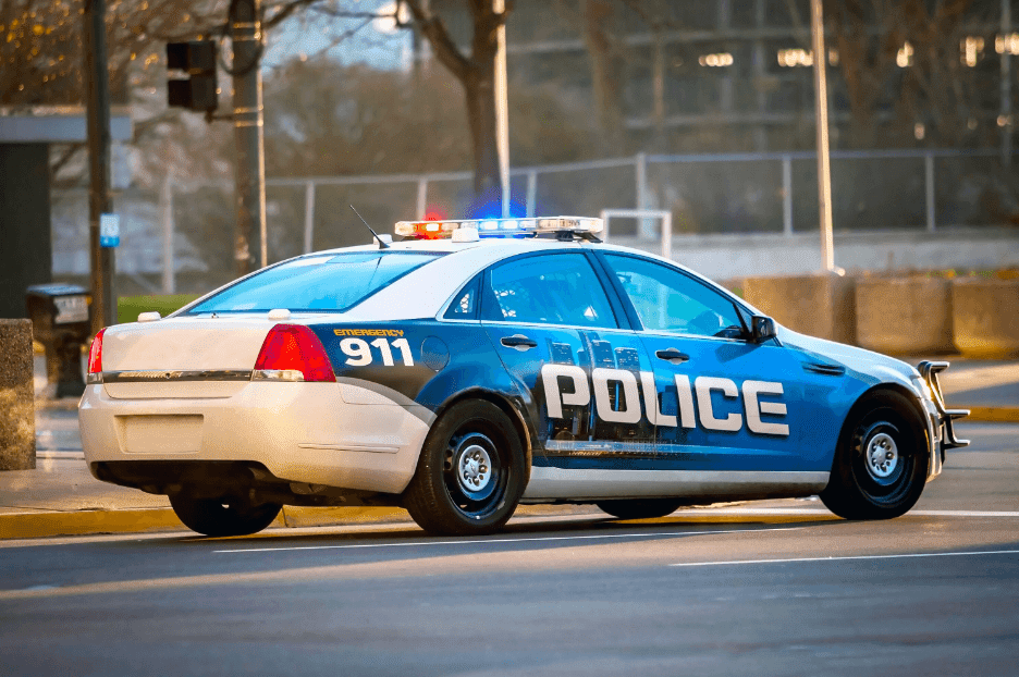 Voiture de police conduisant sur une route | Photo : Shutterstock Voiture de police conduisant sur une route | Photo : Shutterstock