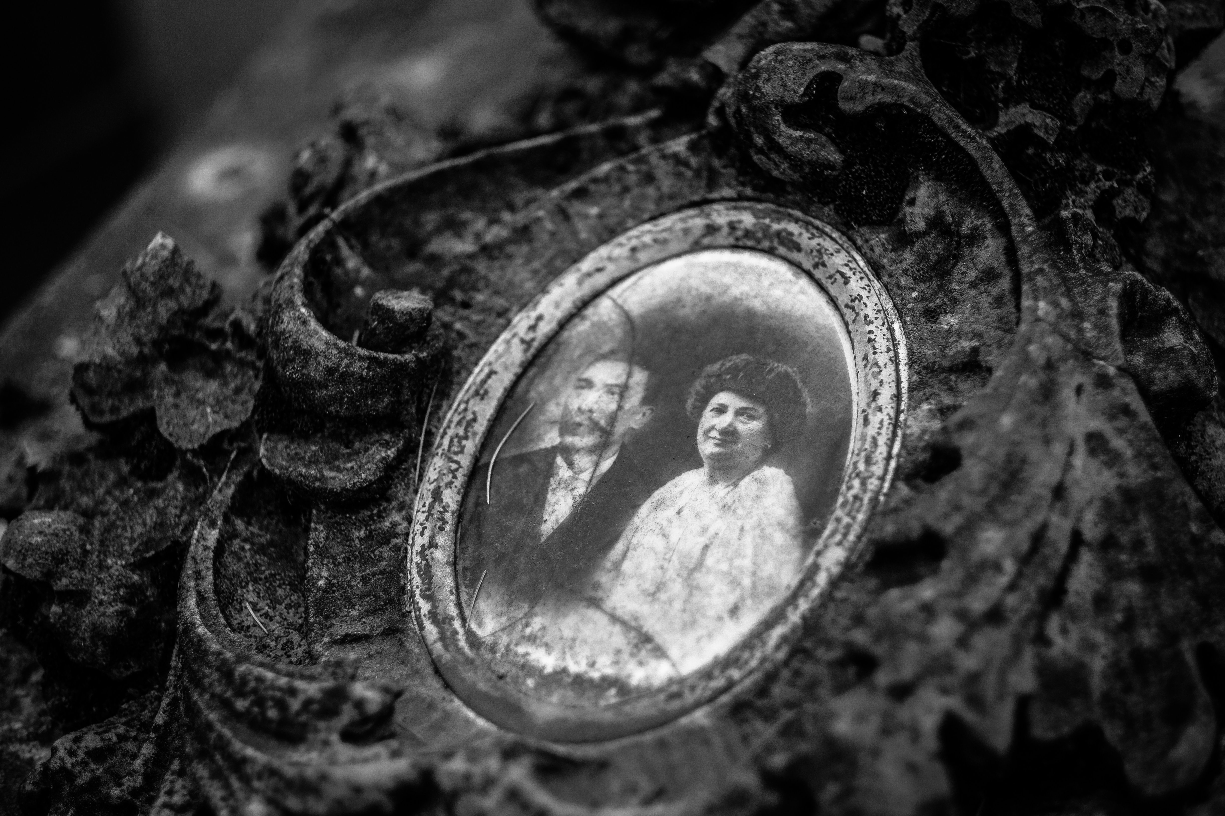 An old picture of a couple in a pendant | Source: Unsplash.com