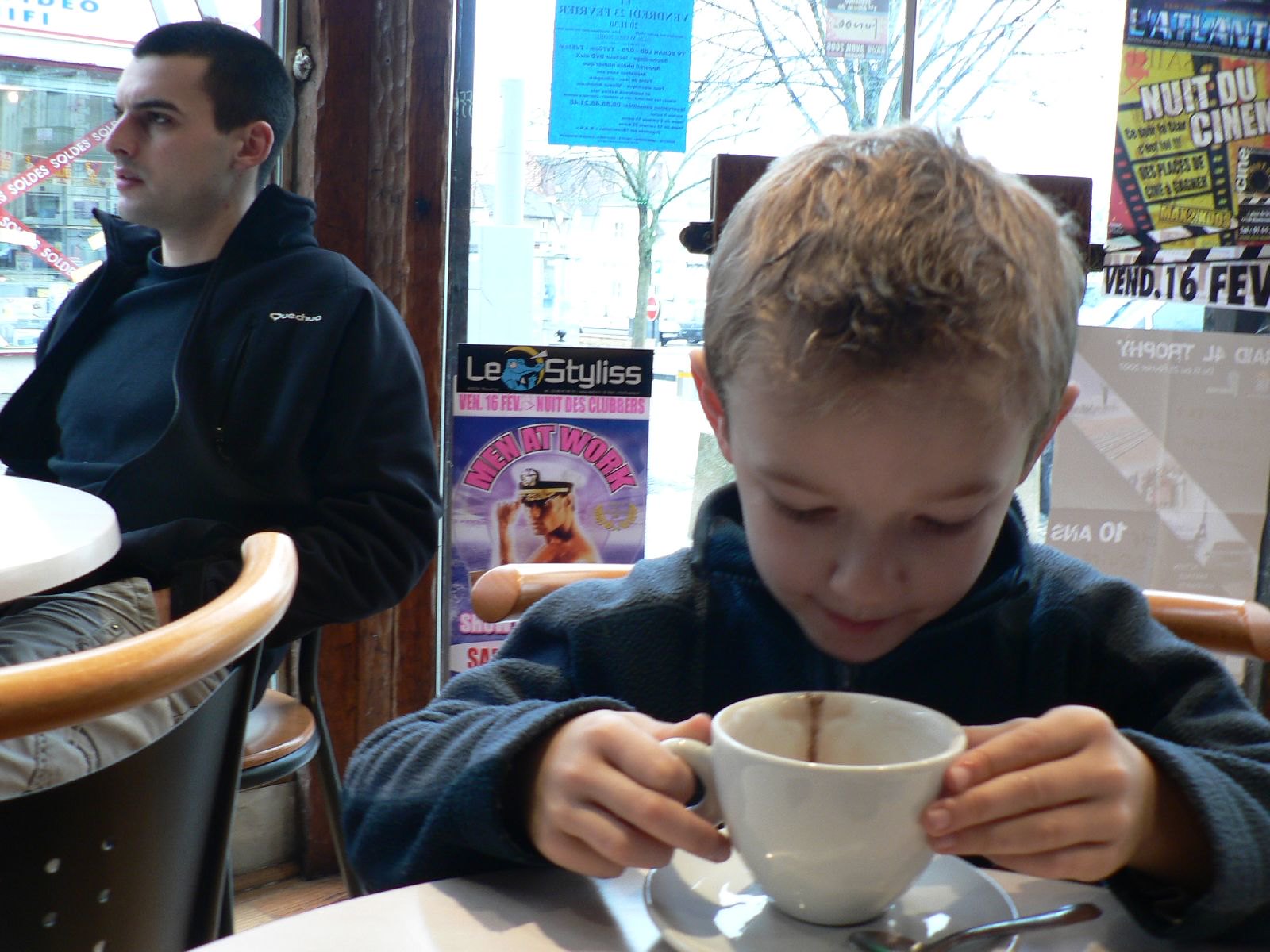 A little boy having coffee in a restaurant | Source: Flickr