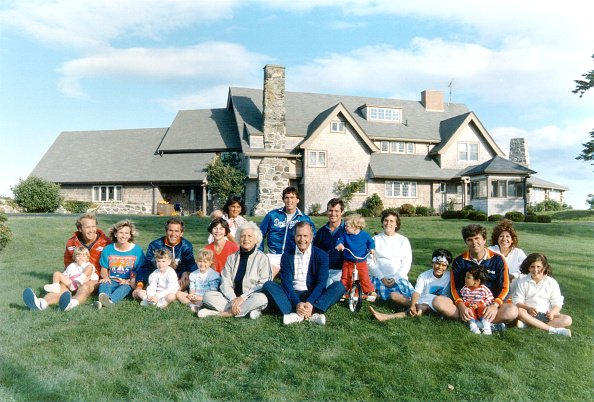 Portrait de la famille Bush devant leur demeure à Kennebunkport, Maine, le 24 août 1986| Getty Images
