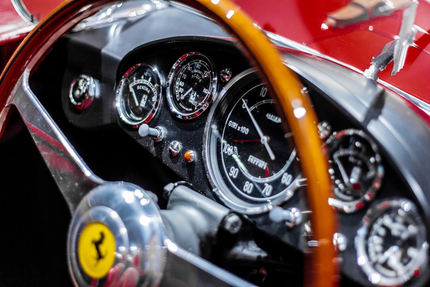 Volante y tablero de un Ferrari. | Foto: Unsplash