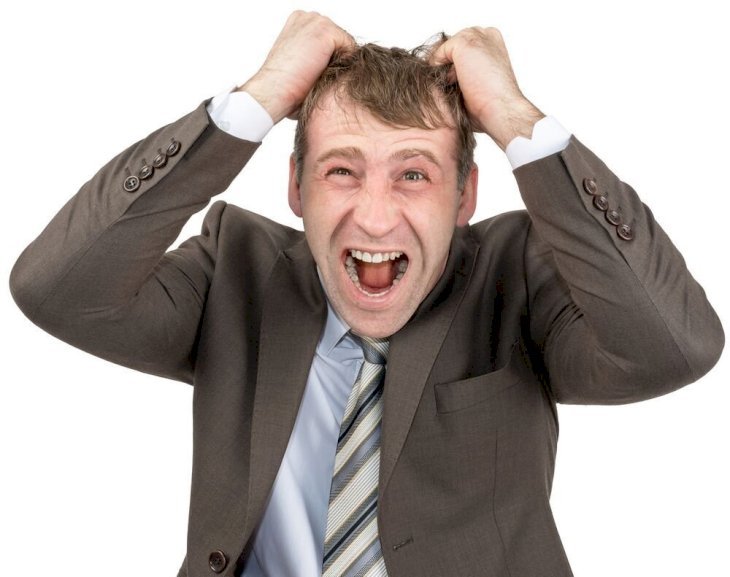 Un monsieur furieux .| Source : Shutterstock Un monsieur furieux .| Source : Shutterstock