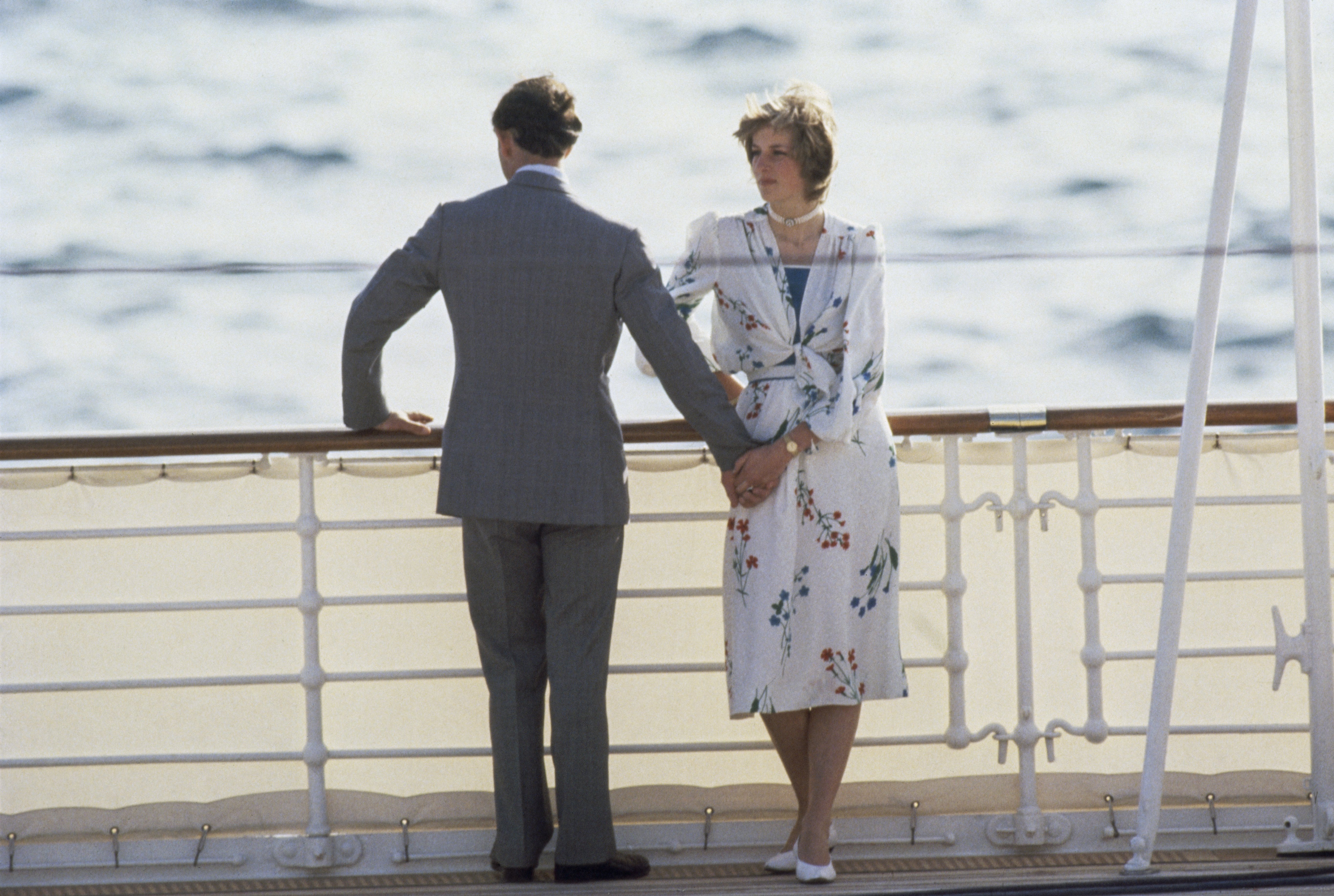 Prinz Charles und Prinzessin Diana verlassen Gibraltar am 1. August 1981 auf der Royal Yacht Britannia zu ihrer Flitterwochenkreuzfahrt. | Quelle: Getty Images