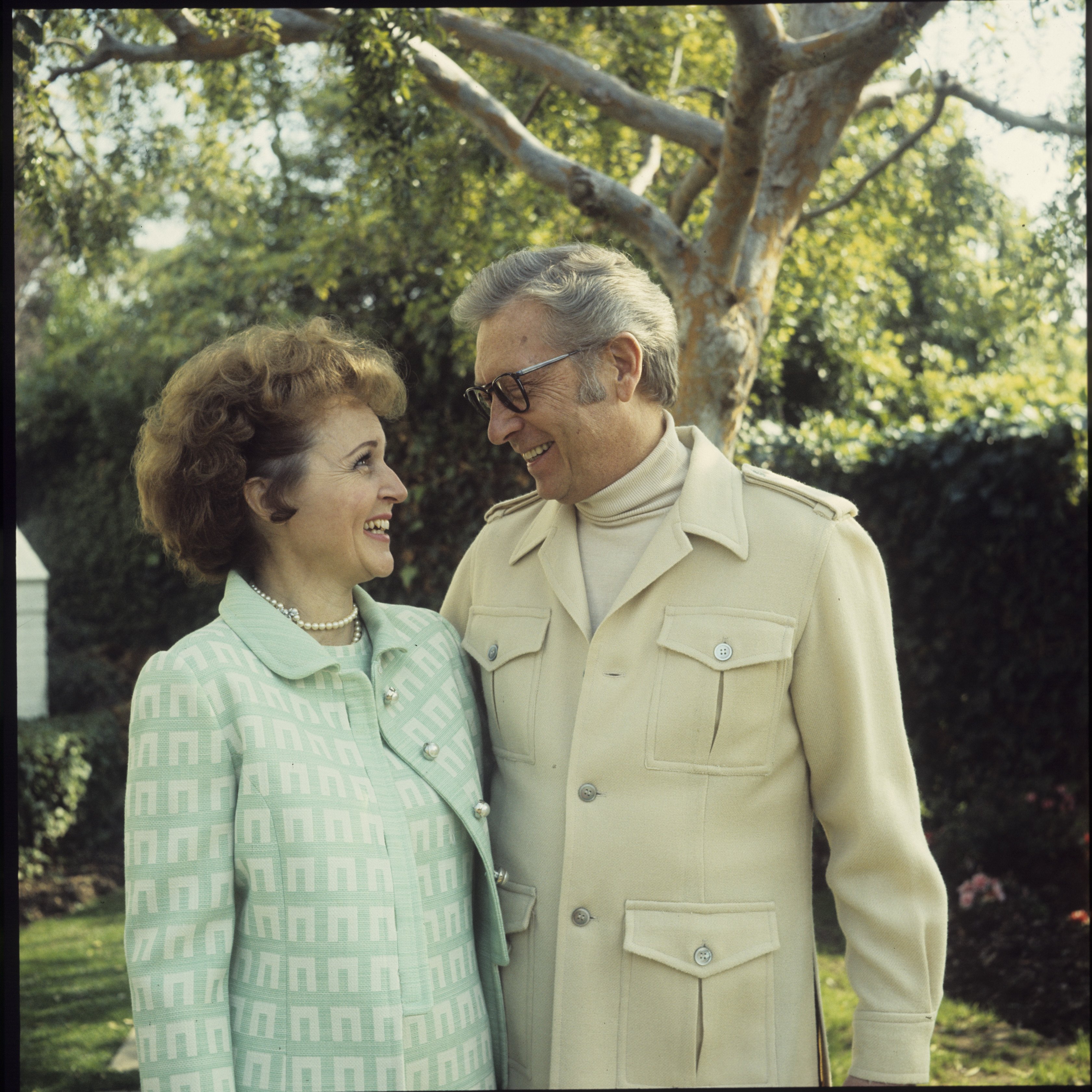 Betty White and Allen Ludden at home in February 1972 | Source: Getty Images 