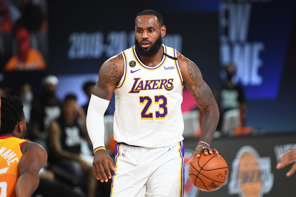 Lebron James, #23 of the Los Angeles Lakers handles the ball against the Utah Jazz on August 3, 2020| Photo: Getty Images