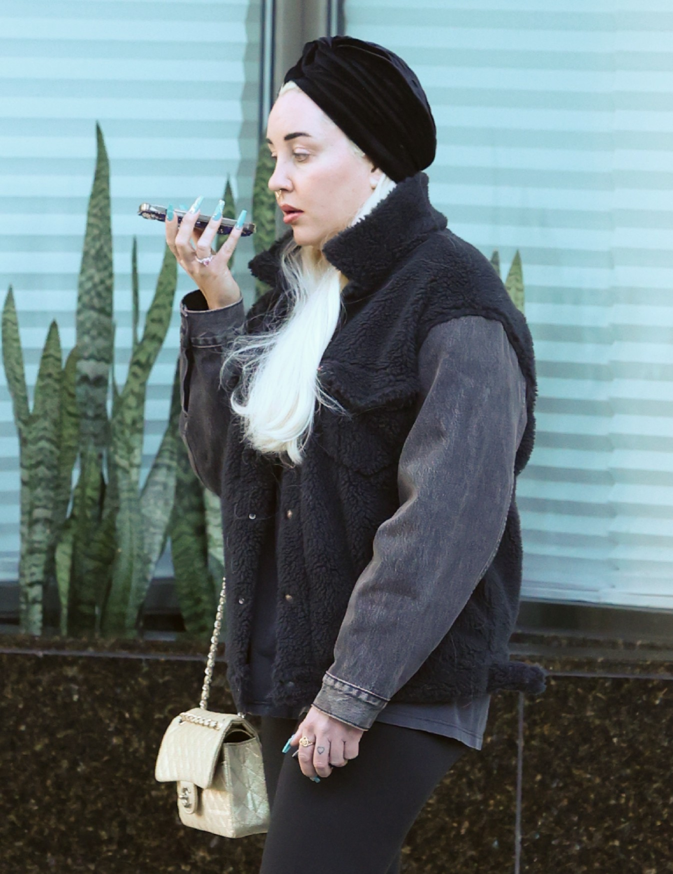 After avoiding the spotlight for several years, she was photographed in Beverly Hills, offering a glimpse into her life as she gradually reappeared in public.