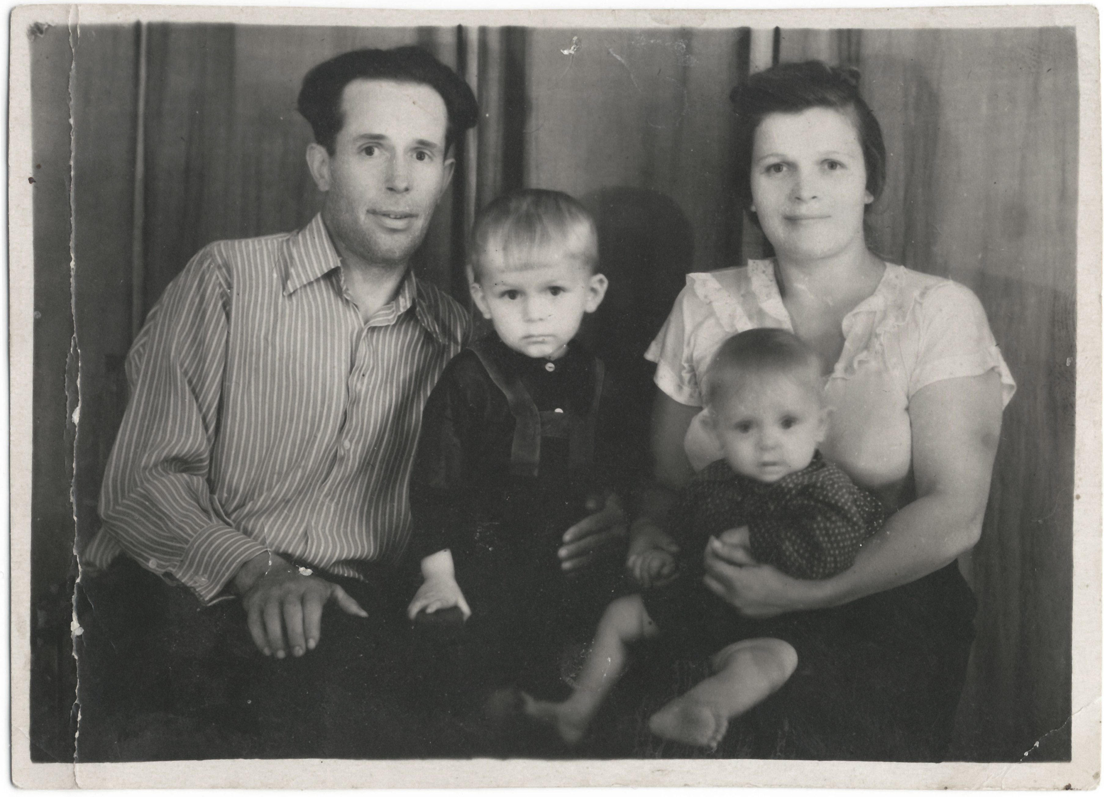 Jacob fand ein altes Familienfoto mit einer wichtigen Notiz seines Vaters auf der Rückseite. | Quelle: Shutterstock