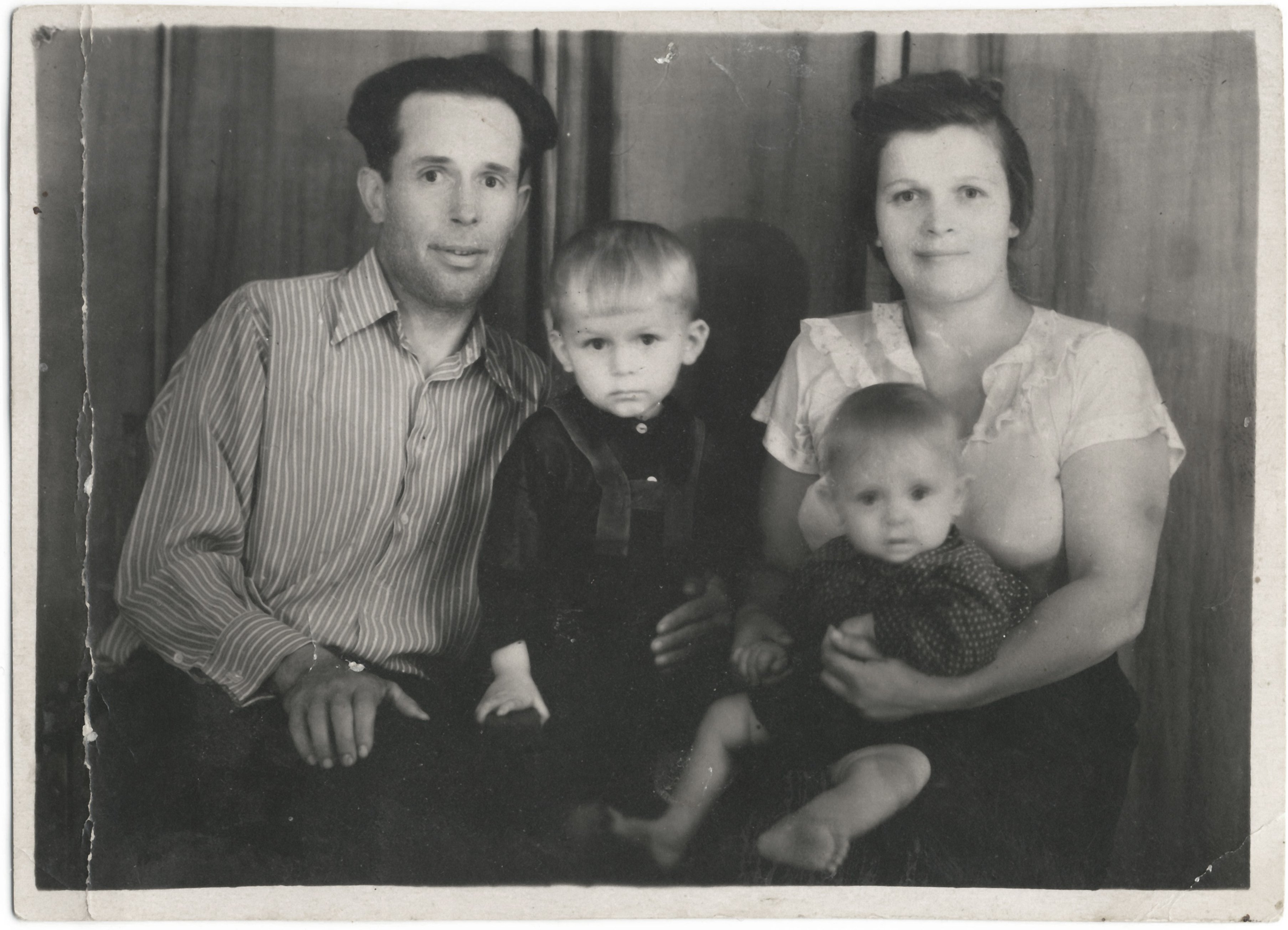 Jacob found an old family picture with an important note from his father at the back. | Source: Shutterstock