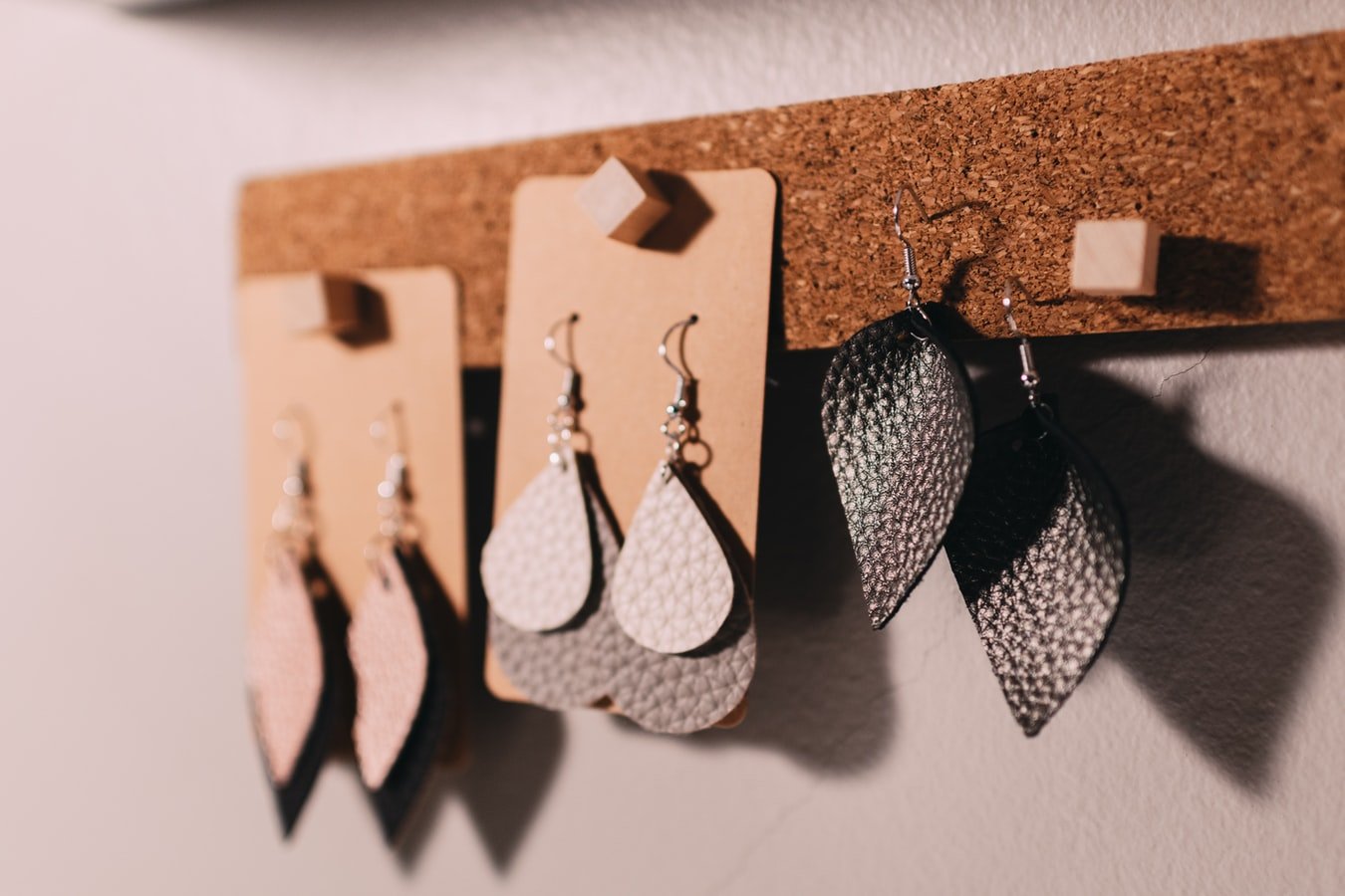 Des boucles d'oreilles. l Source : Unsplash