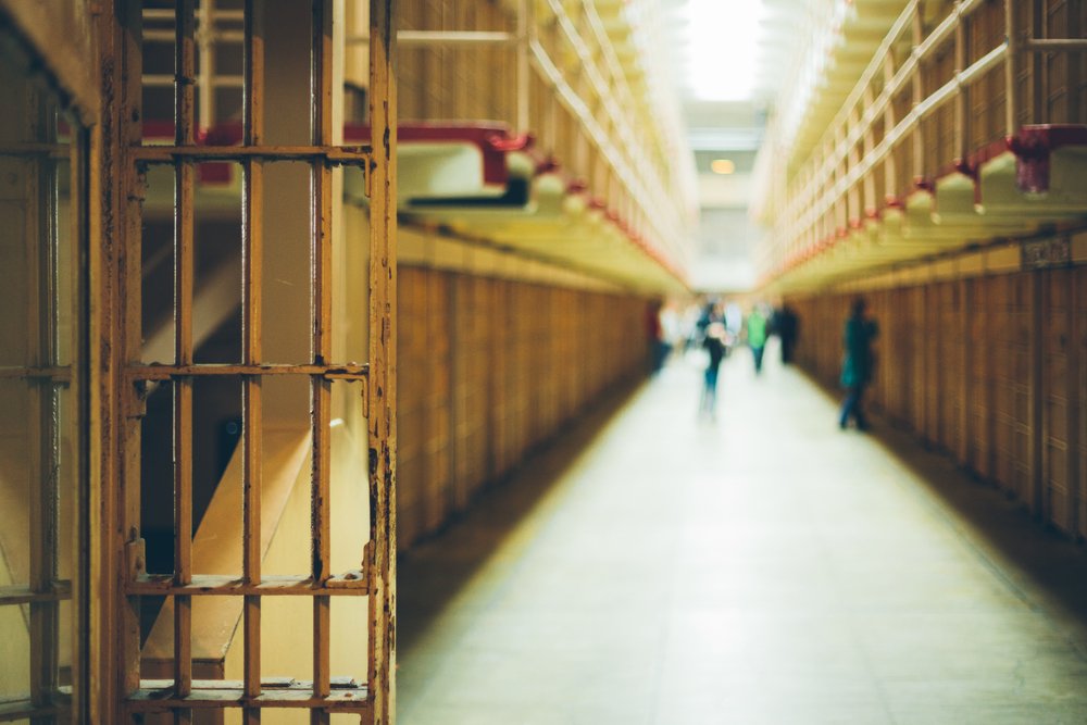 Reja de un calabozo abierta hacia el pasillo de una prisión. | Foto: Shutterstock