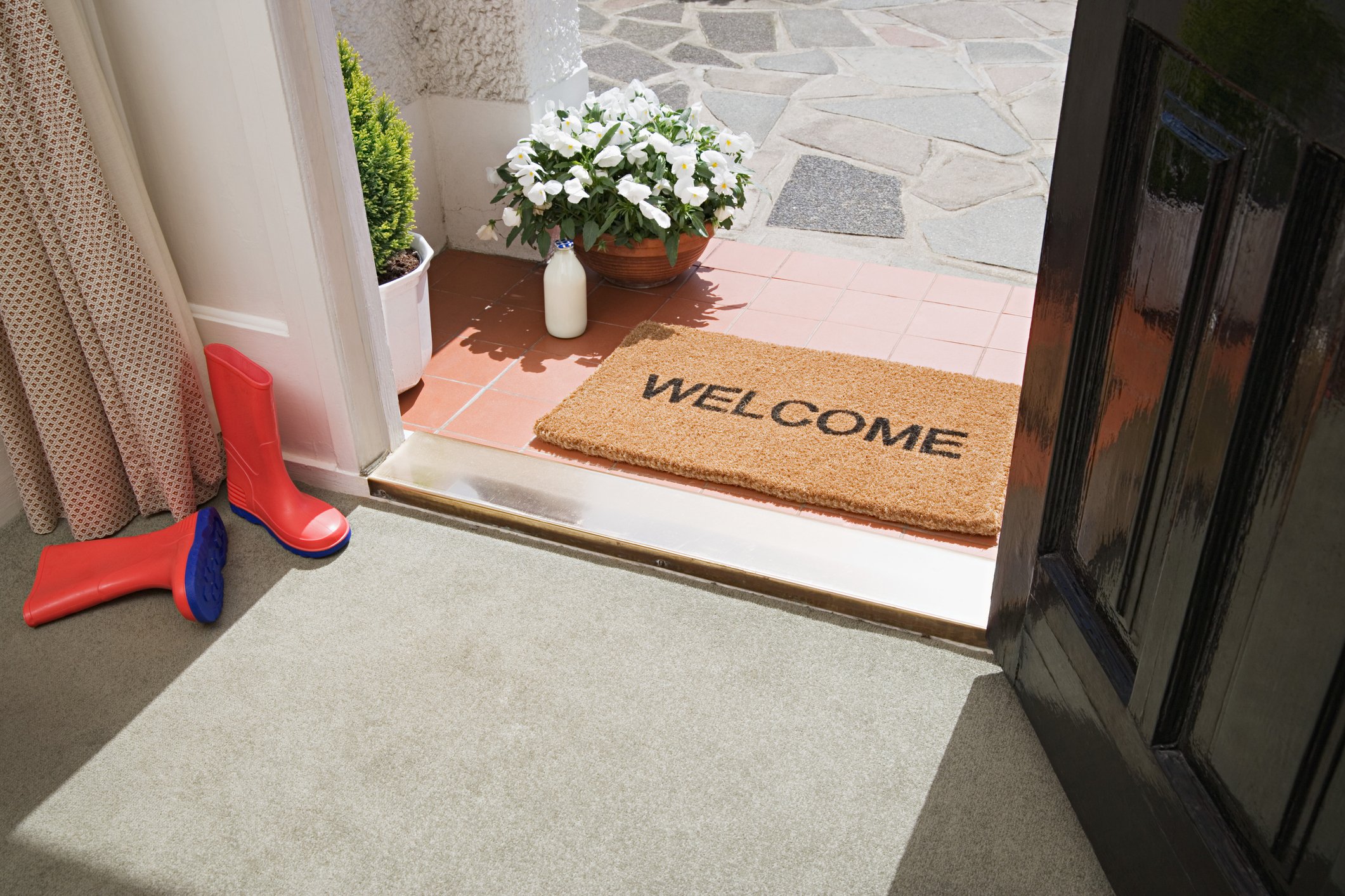 Un tapis devant l'entrée de la maison. | Photo : Getty Images