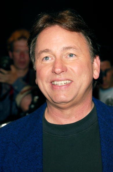 El actor John Ritter llega al estreno de la película Tadpole el 15 de julio de 2002, en la ciudad de Nueva York. | Fuente: Getty Images El actor John Ritter llega al estreno de la película Tadpole el 15 de julio de 2002, en la ciudad de Nueva York. | Fuente: Getty Images
