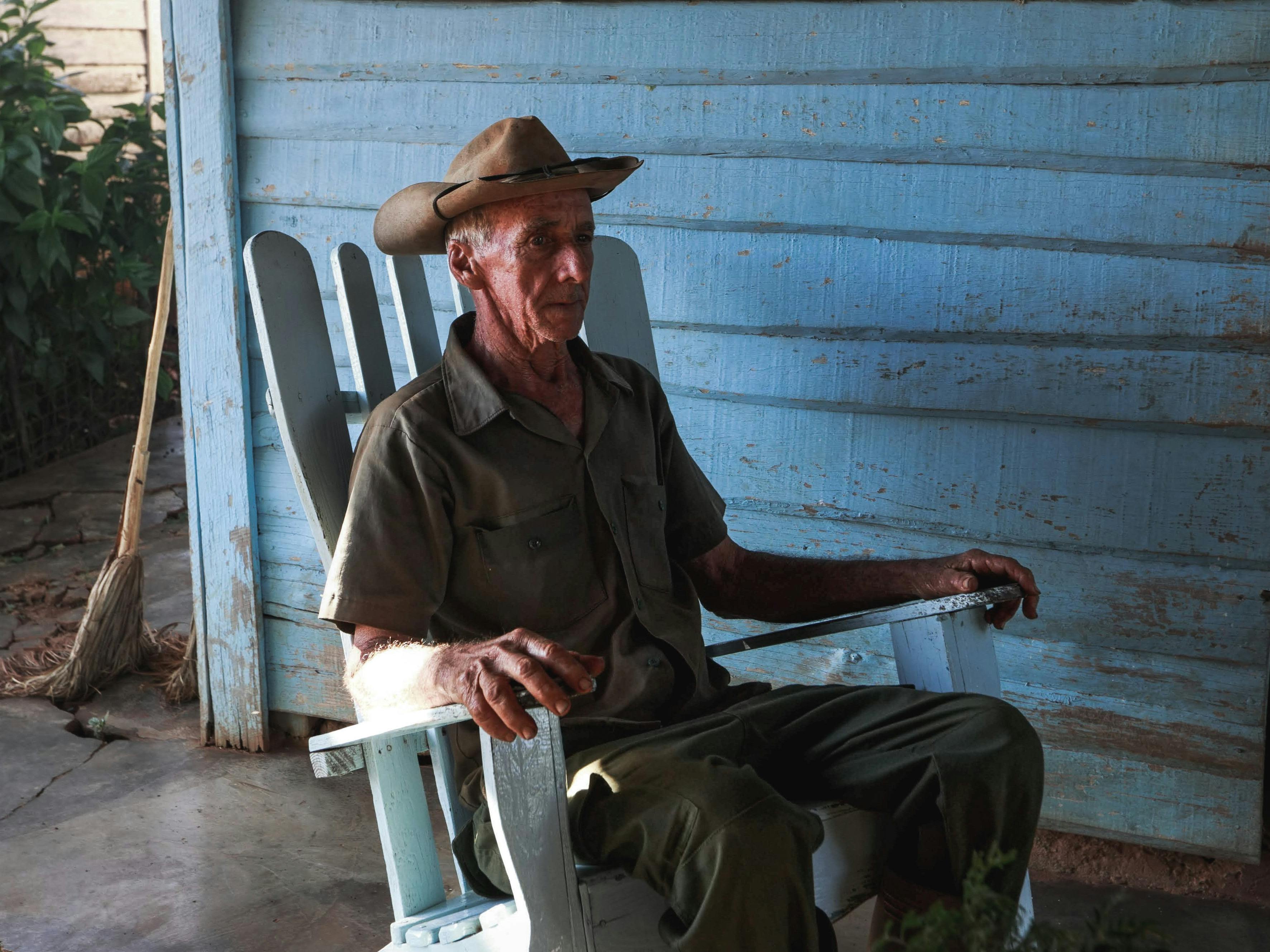 An old man in a rocking chair | Source: Pexels