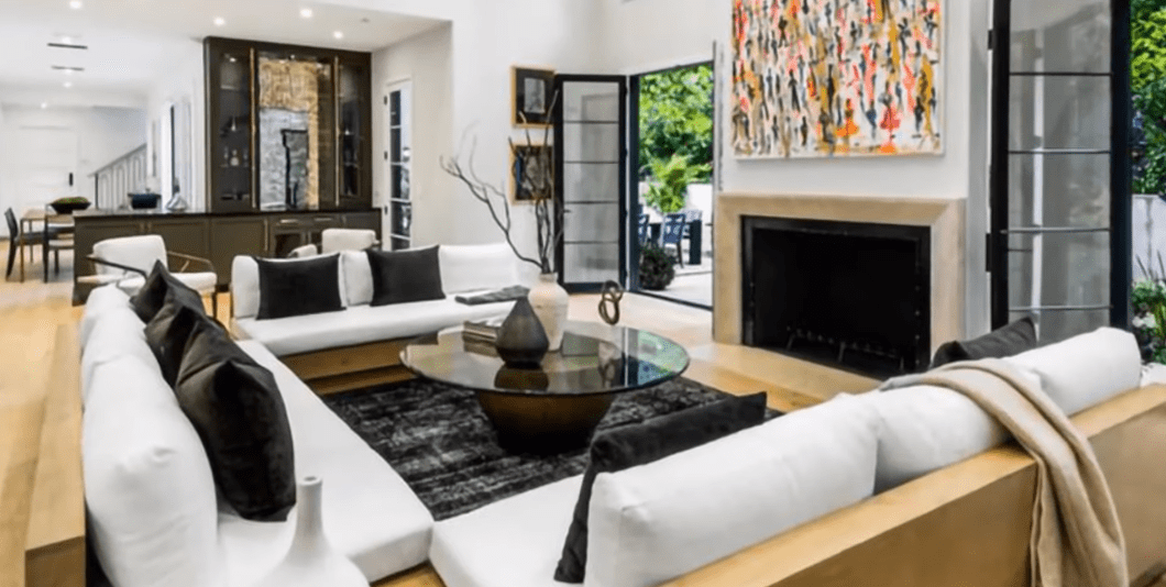 Das Wohnzimmer von Cameron Diaz' ​​Villa in Beverly Hills. | Quelle: YouTube/TopTenFamous