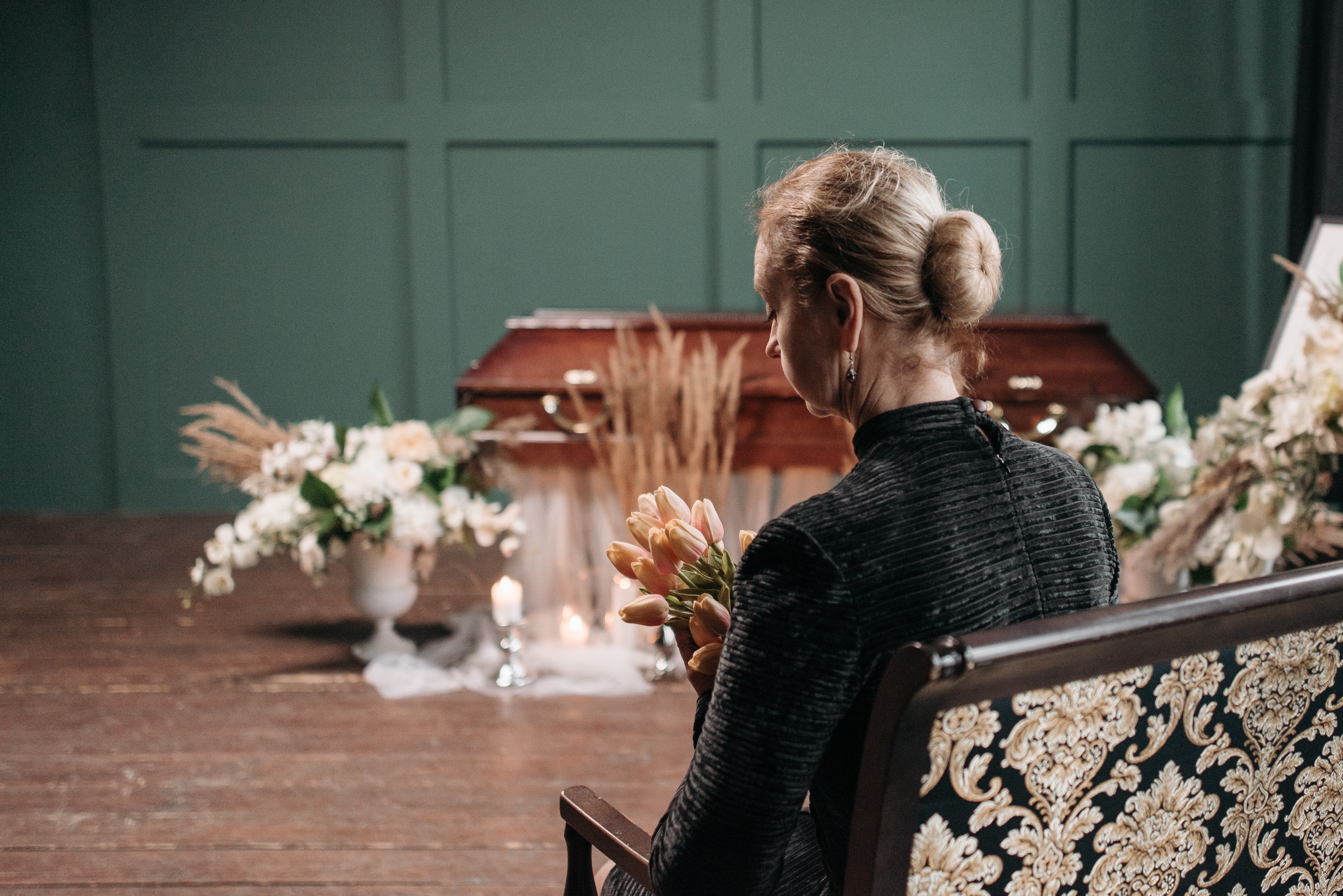 Una mujer sentada en un banquillo en un funeral. | Foto: Pexels