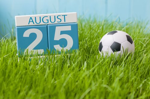 25 de agosto marcado en un calendario de madera junto a un balón de fútbol. | Fuente: Shutterstock 25 de agosto marcado en un calendario de madera junto a un balón de fútbol. | Fuente: Shutterstock
