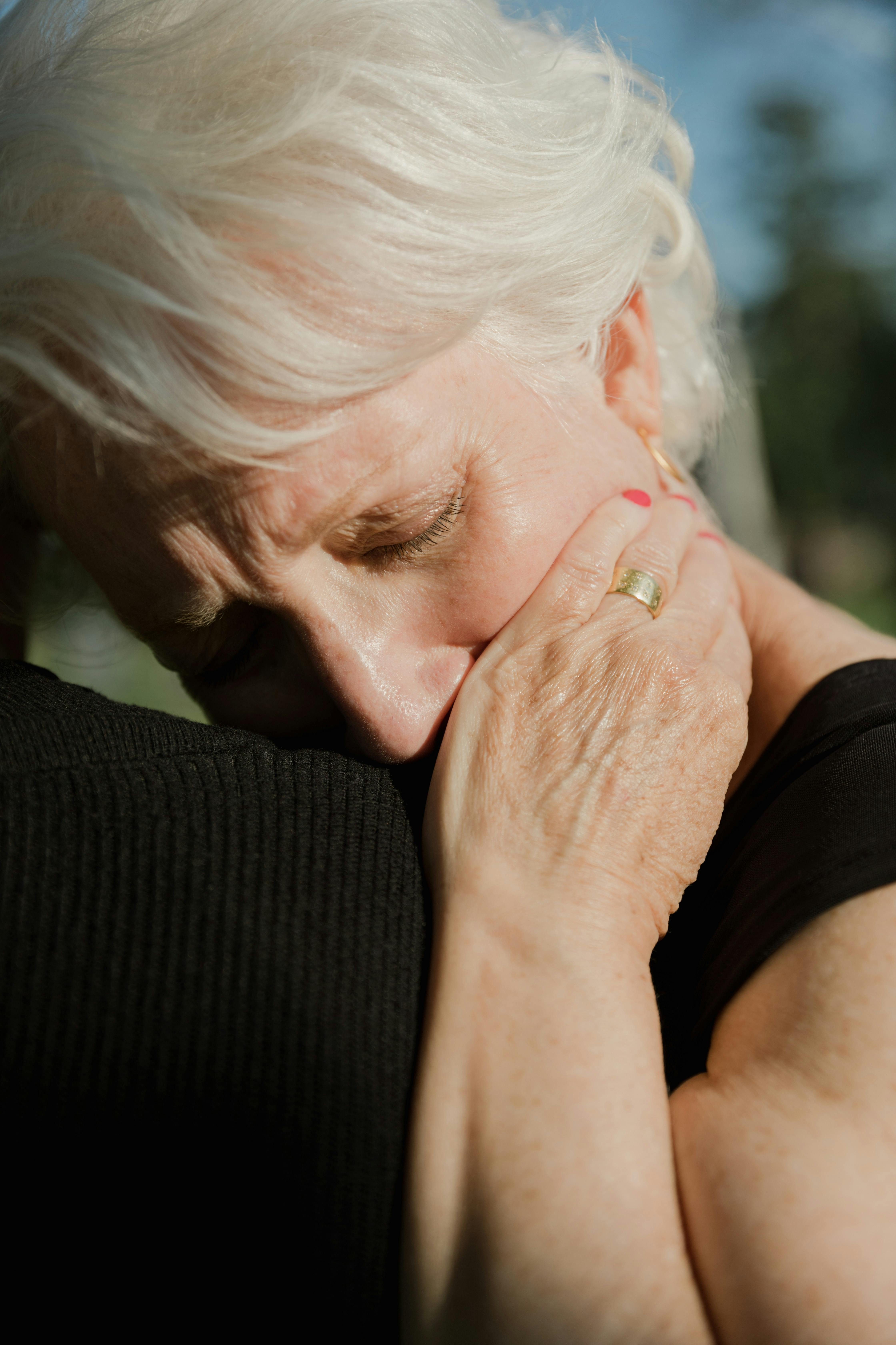 Older lady crying on someone's shoulder | Source: Pexels