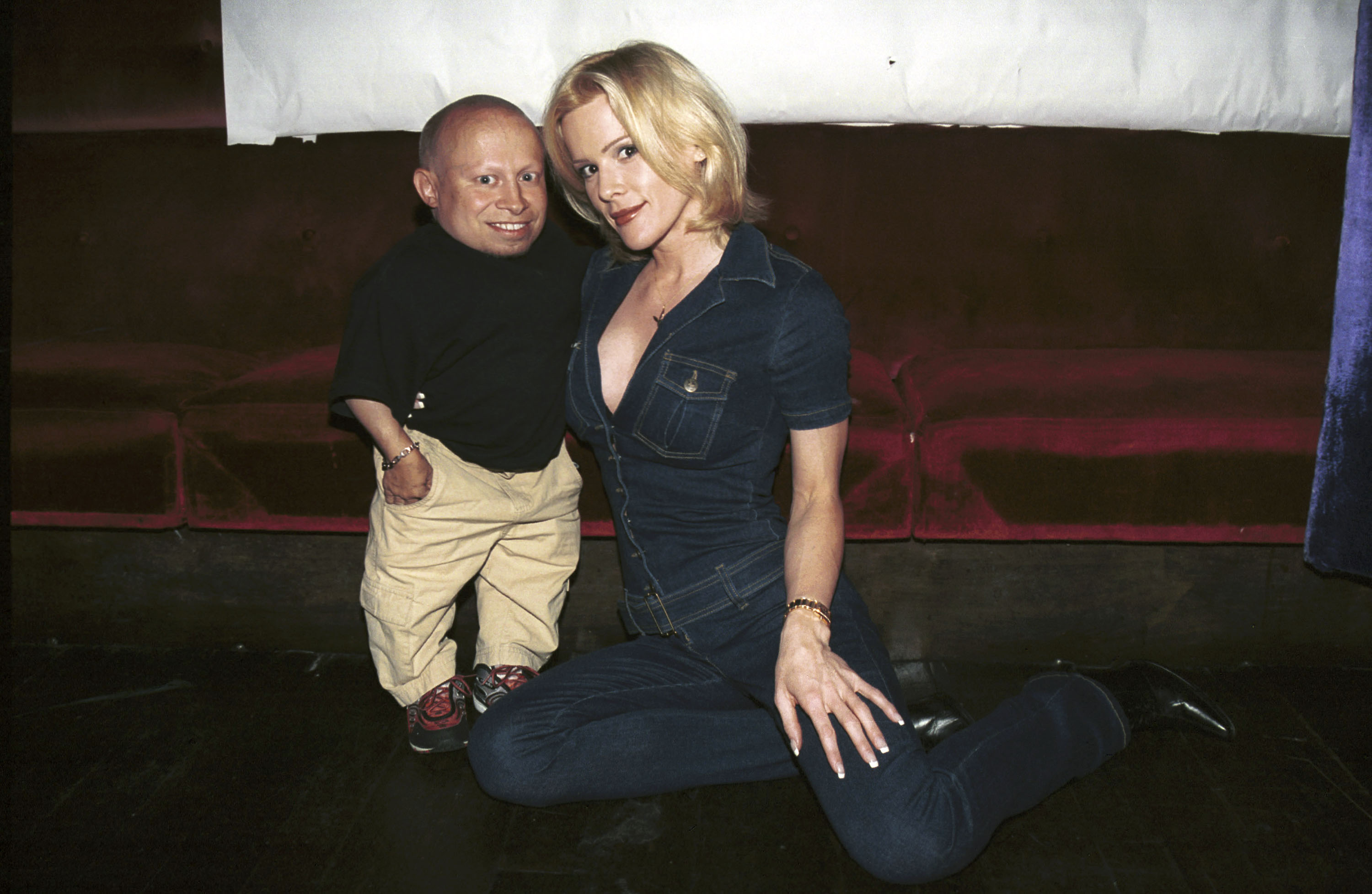 Verne Troyer and his girlfriend model Genevieve Gallen pose at Barfly nightclub on May 30, 2003 in West Hollywood, California | Source: Getty Images