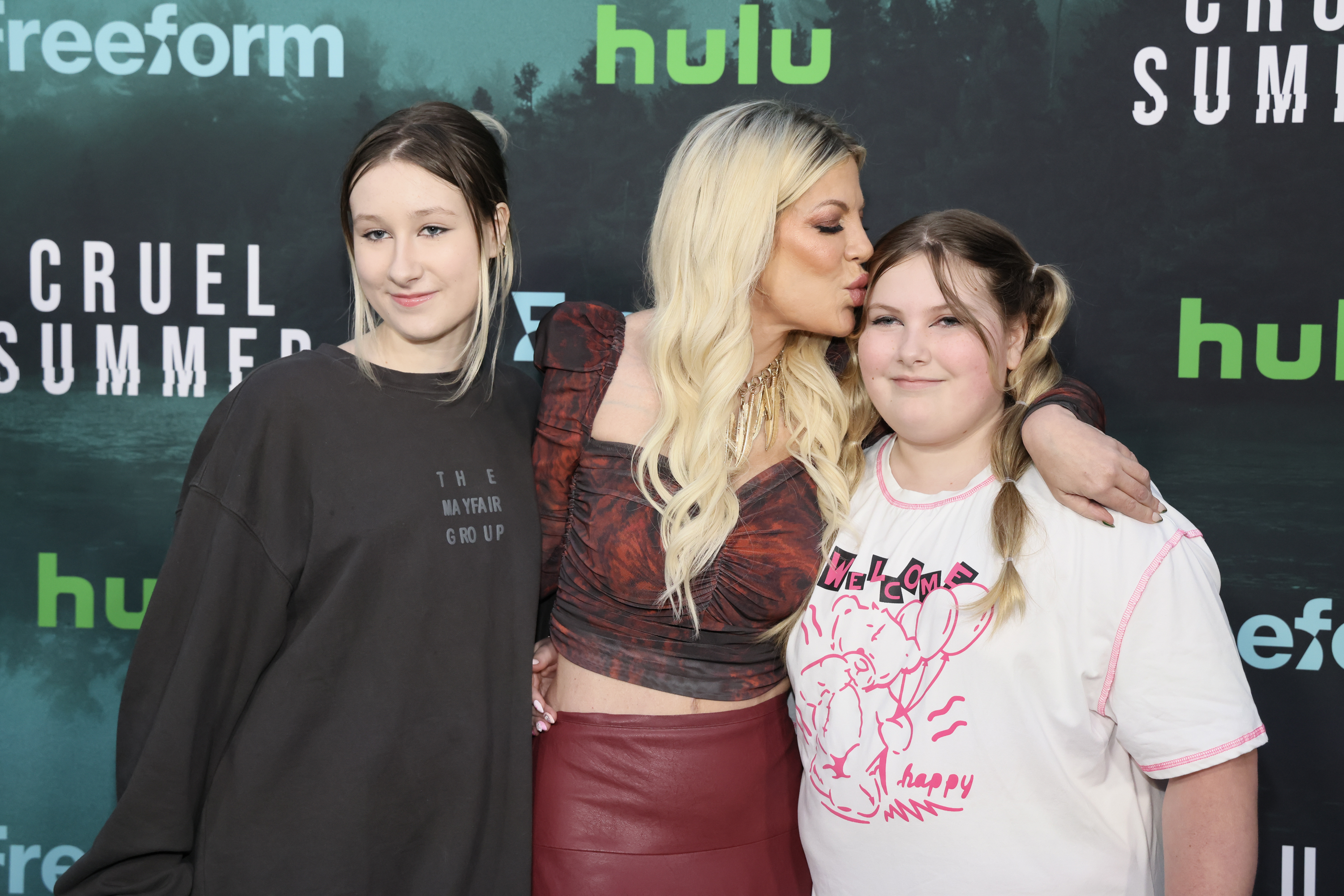 Stella McDermott, Tori Spelling, and Hattie McDermott at the Los Angeles premiere of "Cruel Summer," 2023 | Source: Getty Images