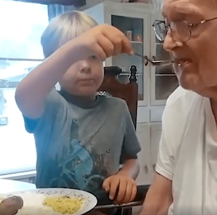 Colton Keith nourrit son grand-père malade. | Source : facebook.com/It's Gone Viral