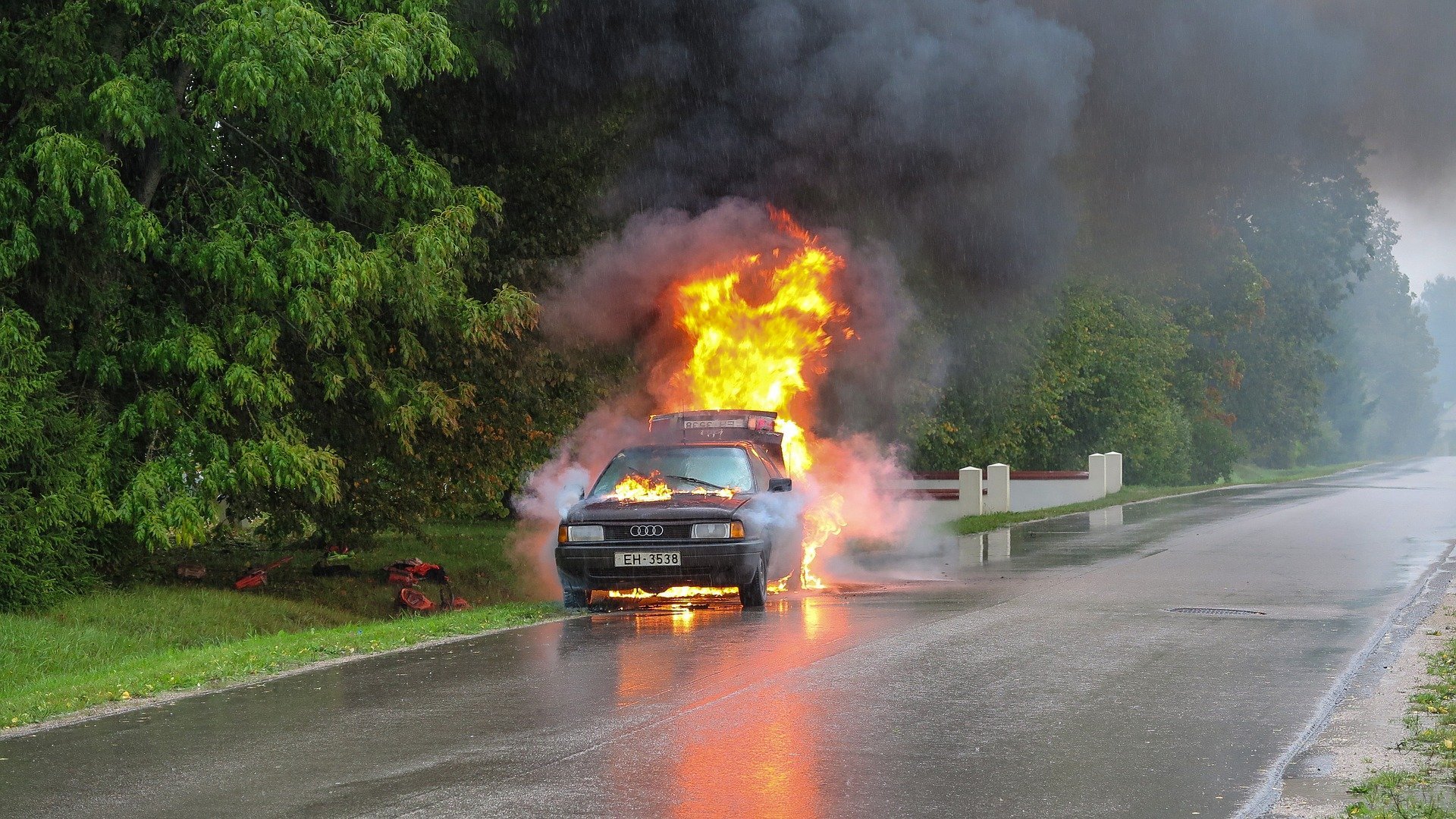 A photograph of a burning car on the side of the road | Source: Pixabay
