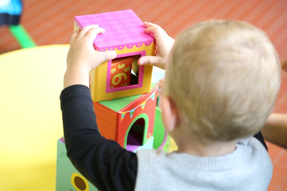Un enfant jouant à un château. | Photo : Pixabay