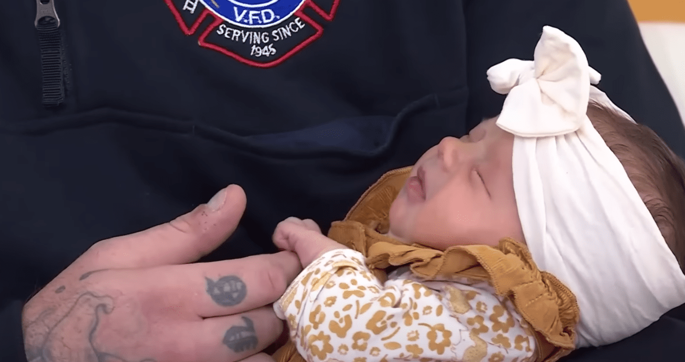 Paramedic Joshua Daugherty and baby Charlotte. | Source: youtube.com/TODAY