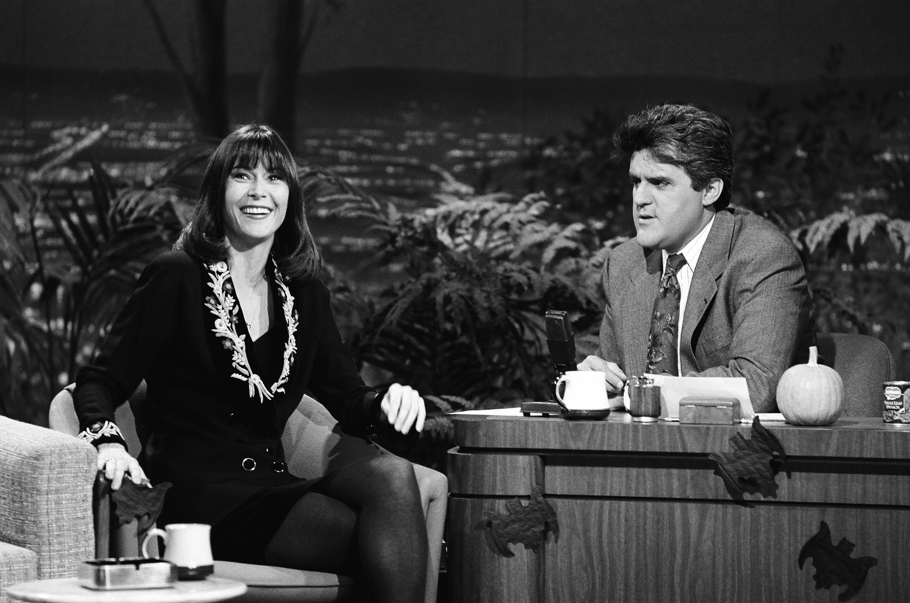 Kate Jackson being interviewd by Jay Leno on "The Tonight Show Starring Johnny Carson" on October 30, 1990 | Source: Getty Images