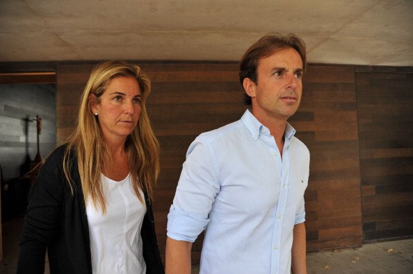 Arantxa Sánchez Vicario y Josep Santacana en la capilla de descanso de Álvaro Bulto el 29 de agosto de 2013 en Barcelona, España. | Foto: Getty Images