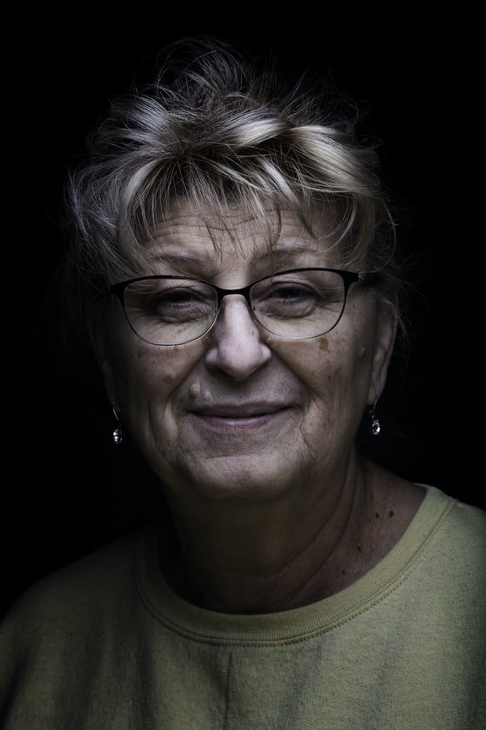 Una mujer mayor sonrie con dulzura. | Foto: Unsplash