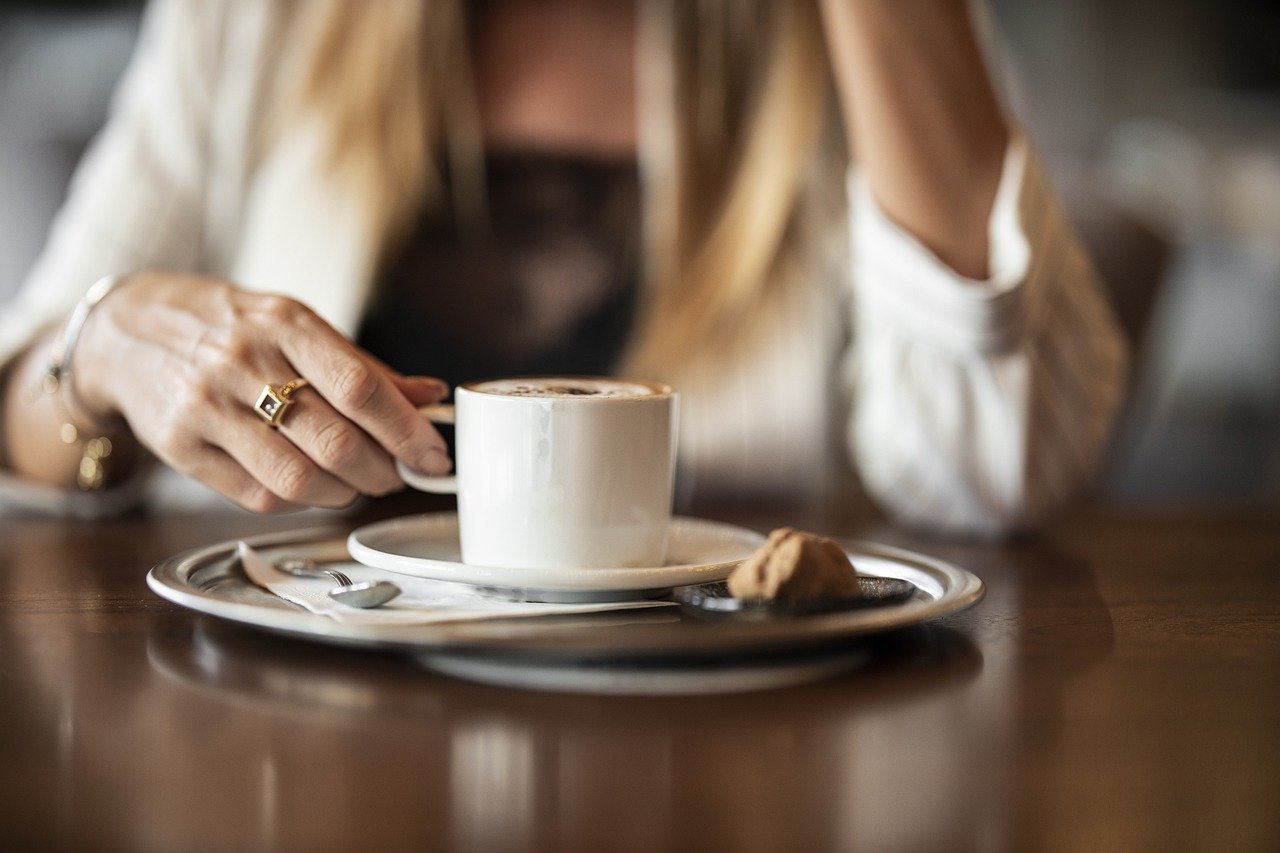 Mujer tomando un café. | Foto: Pixabay