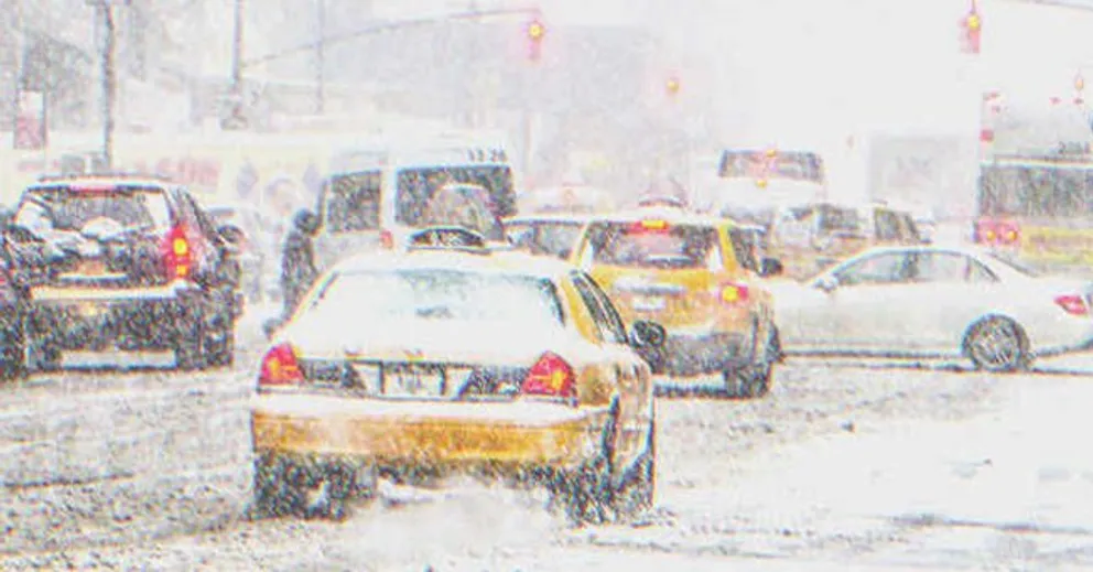 It was impossible to continue driving during the snowstorm. | Photo: Shutterstock