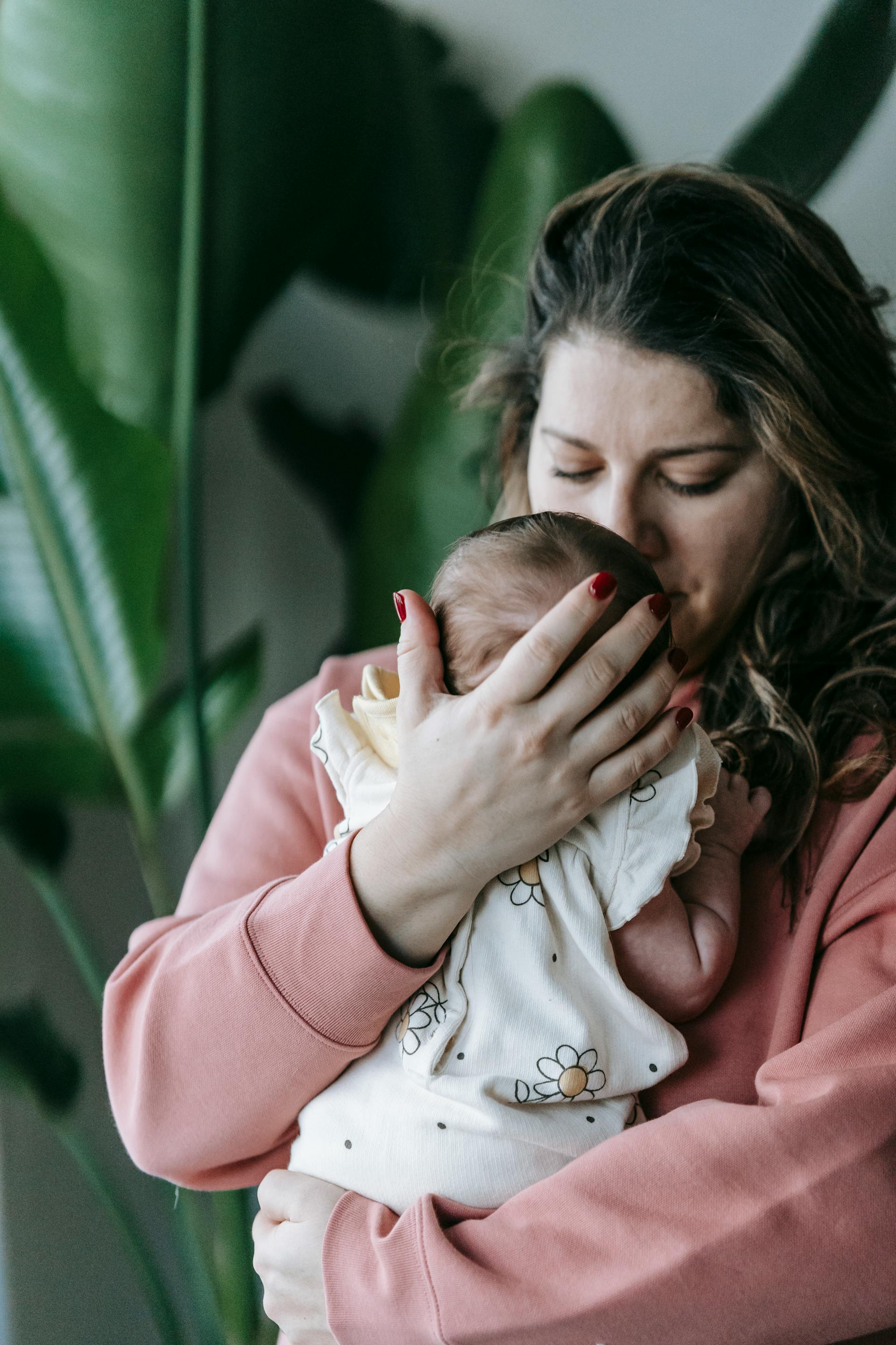 Sad mother embracing her baby | Source: Pexels