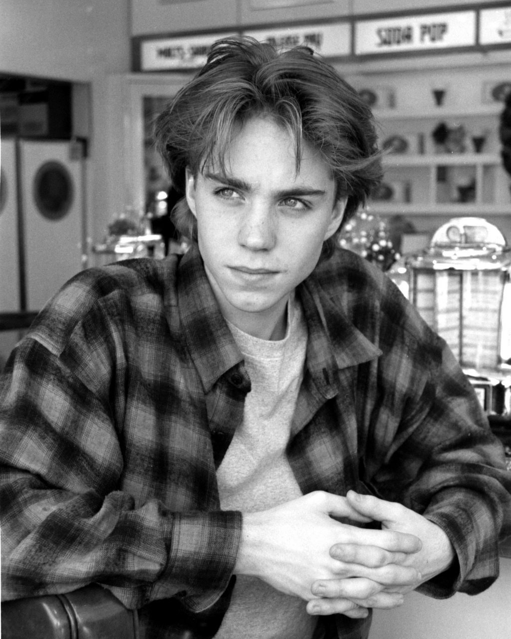 Jonathan Brandis Dec.1993 in a Ventura Blvd diner in Los Angeles | Photo: Wikimedia Commons Images, CC BY-SA 3.0