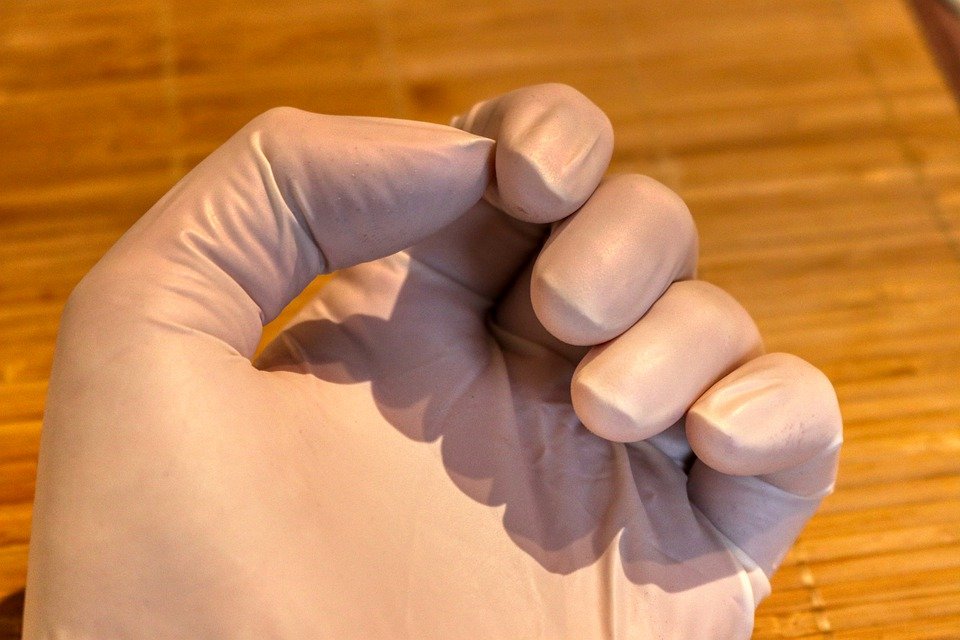 Mano con guante protector de latex. | Foto: Pixabay Mano con guante protector de latex. | Foto: Pixabay