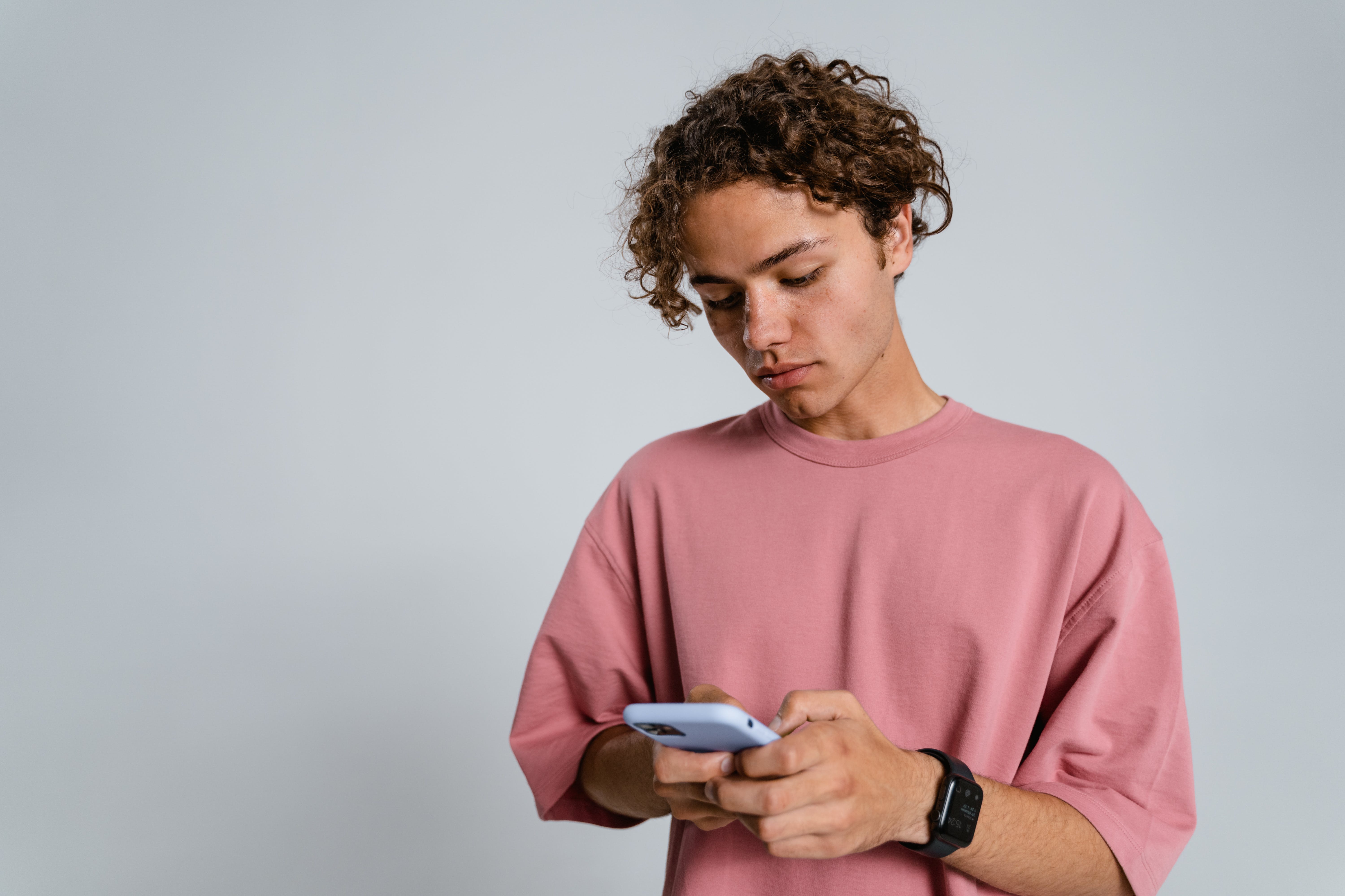 Teenager on a phone | Source: Pexels