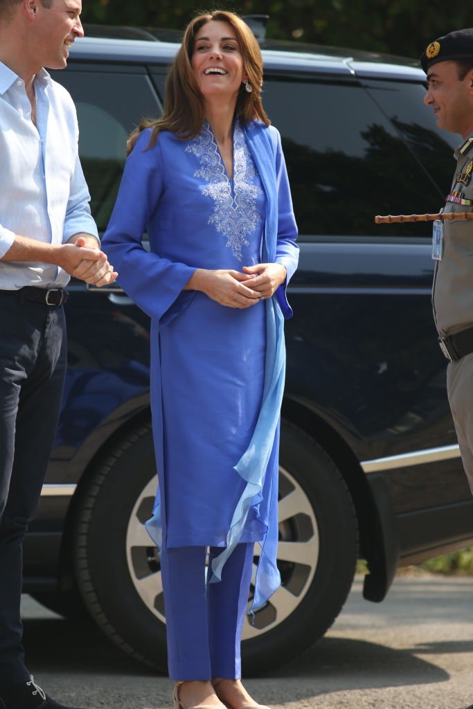 Prince William et Kate Middleton visitent une école à Islamabad, Pakistan. | Photo: Getty Images
