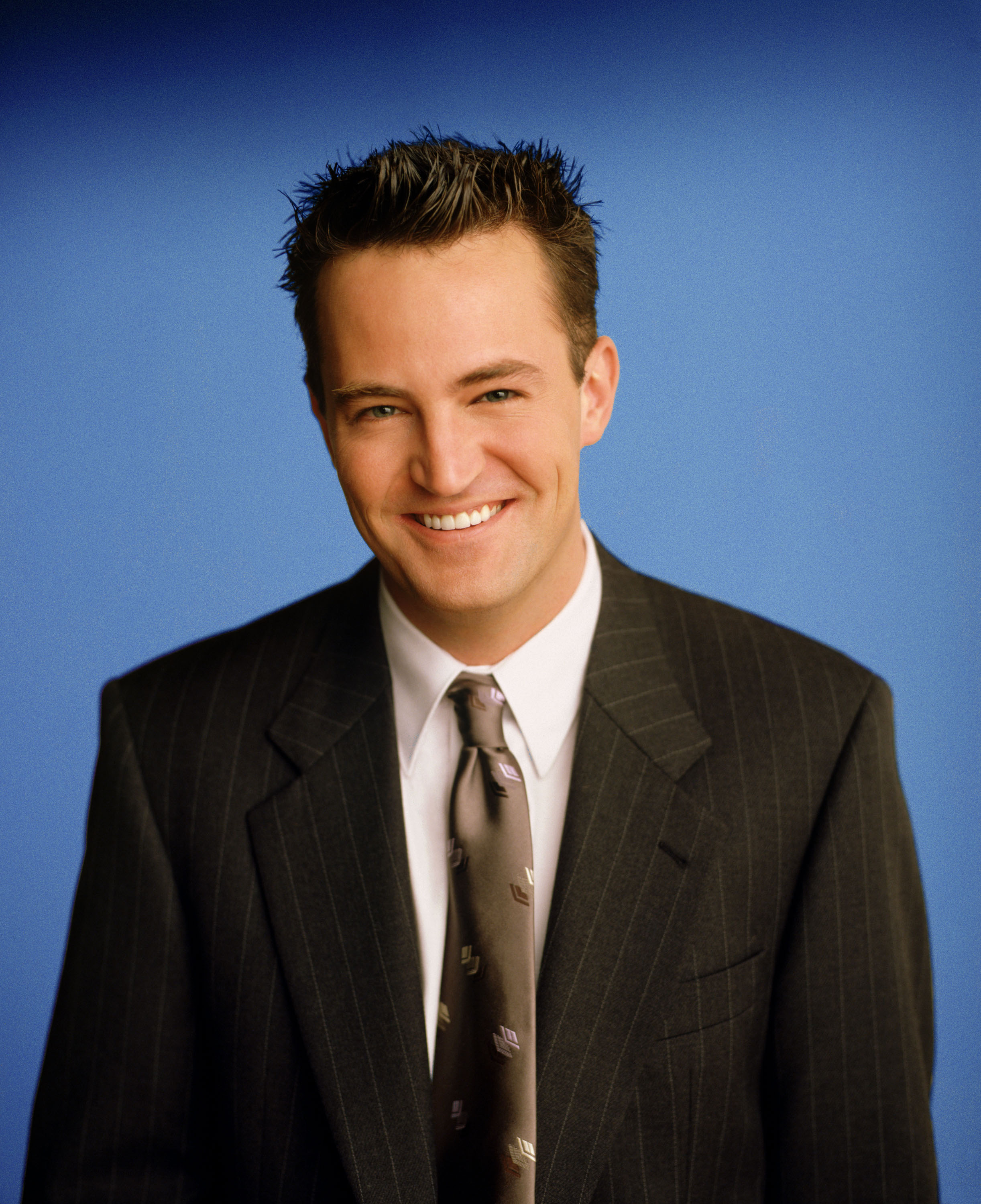 Matthew Perry posing as Chandler Bing in "Friends," circa 2001. | Source: Getty Images