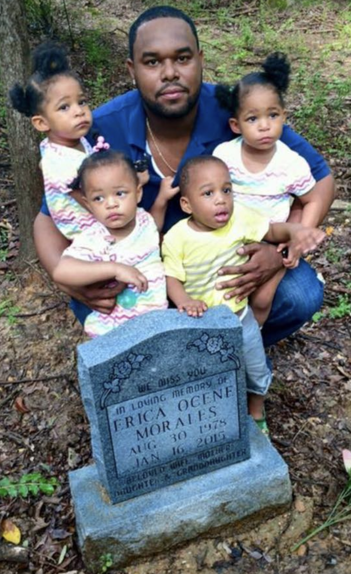 Carlos Morales visiting his late wife, Erica Morales' grave, with his quadruplets, dated 2016, on Facebook Stories. | Source: facebook.com/sondra.bridges.9