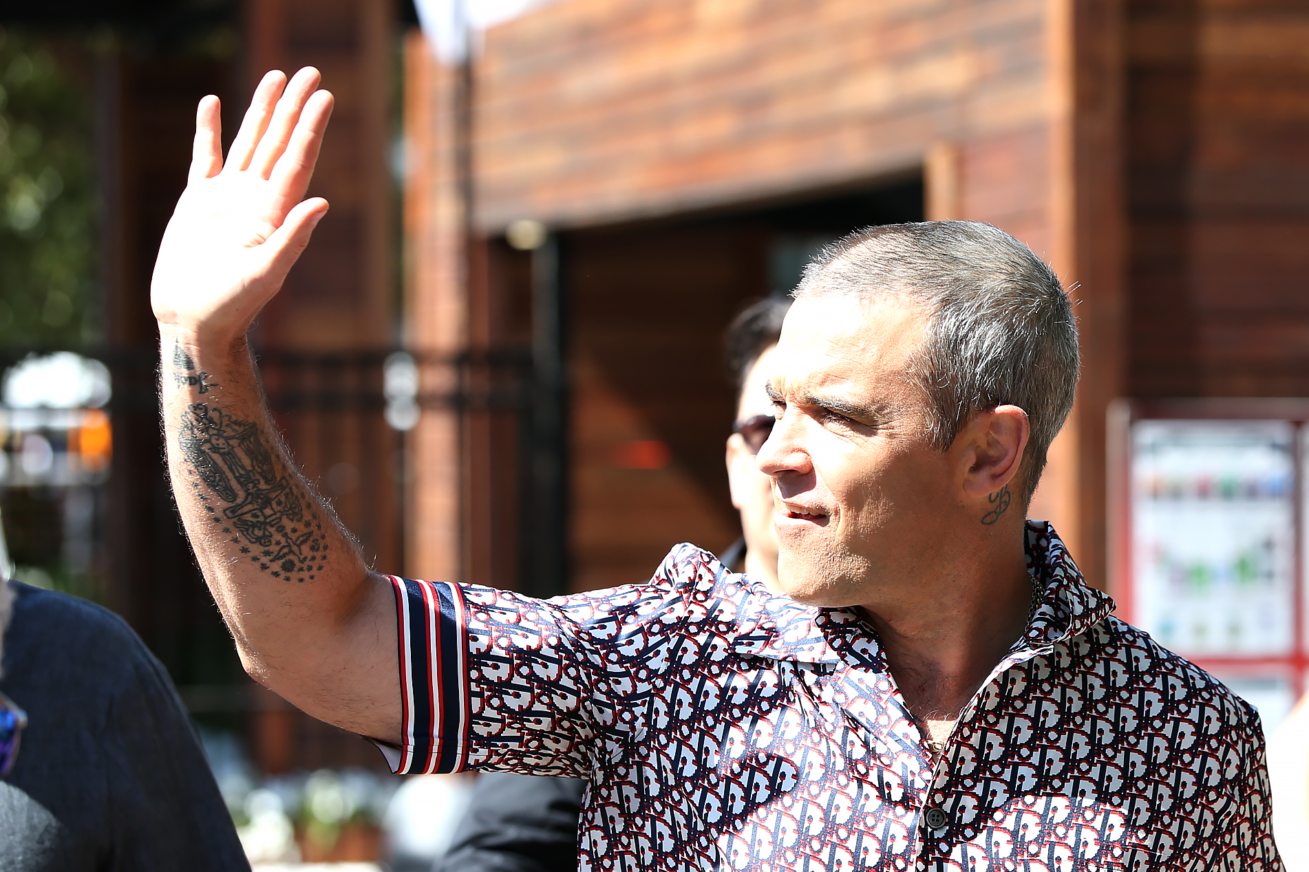 Robbie Williams is pictured walking through the paddock at Melbourne Grand Prix Circuit on March 12, 2020 | Source: Getty images