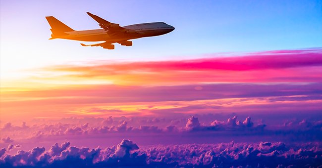 A photo of a plane in the air. | Photo: Shutterstock