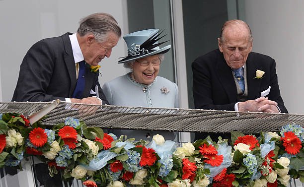 Sir Michael Oswald en compagnie de la reine d'Angleterre et du prince Philip | Photo: Getty Image