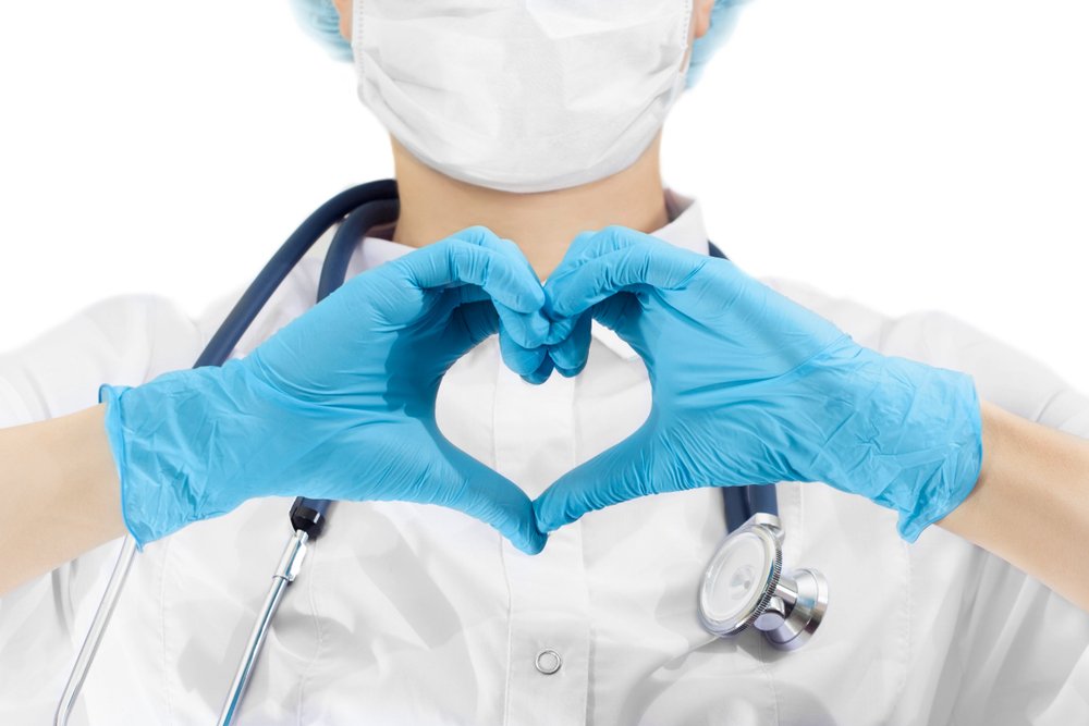 Doctor haciendo un corazón con sus manos. I Foto: Shutterstock